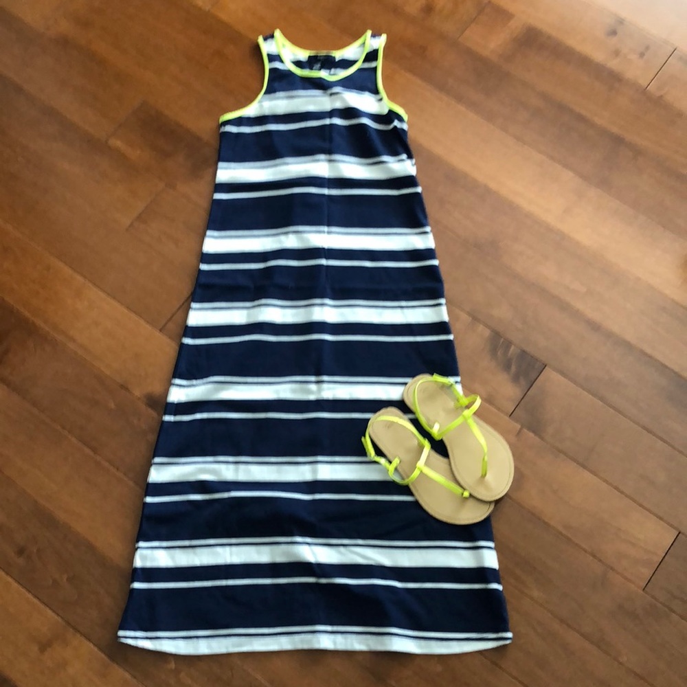 S/L Maxi Dress w/matching sandals.